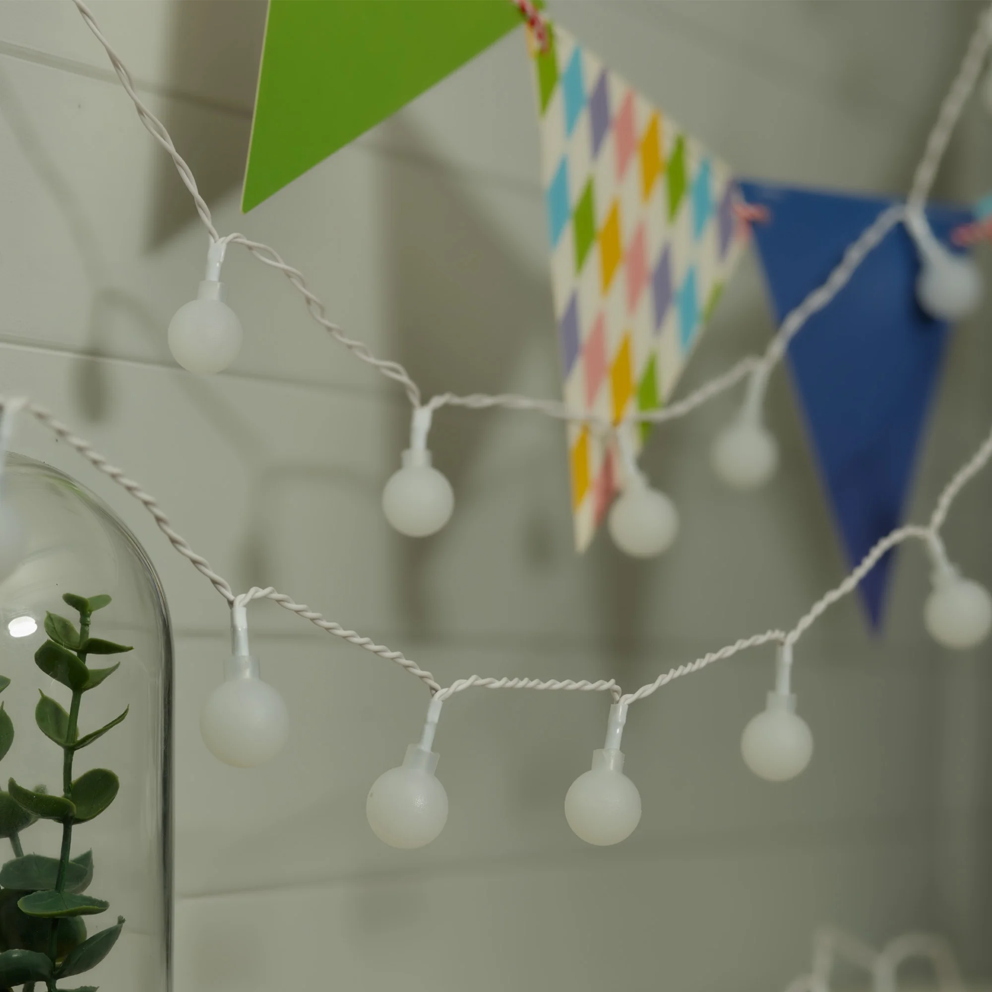 Mainstays Indoor 50-Count LED Globe Lights, with Frosted White G20 Globes, AC-Adaptor, 4.5 Volts - Image 4